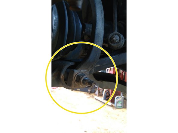 Retirer l'axe sur la fourchette inférieure sous suspension