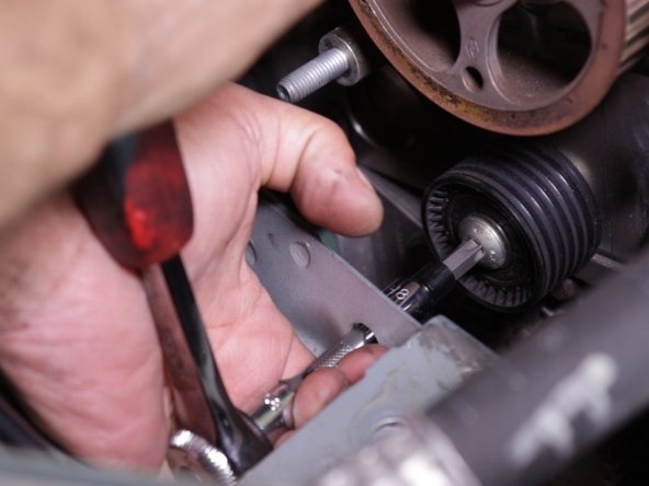 Récupérer l'entretoise située derrière le galet enrouleur pour le remontage du nouveau galet