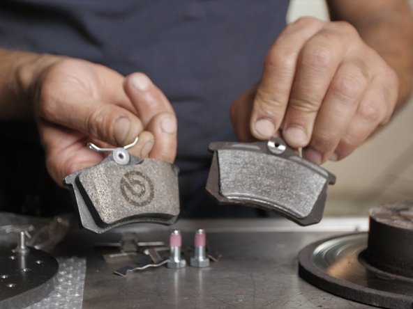 De nouvelles vis de maintient de disque et d'étrier sont fournis