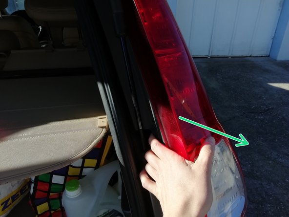 Tirez doucement sur le bloc de feu des deux côtés afin de déclipser les attaches plastiques qui le retiennent.