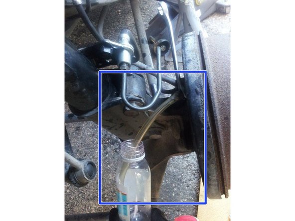 Le purgeur se situe sur l'étrier ou le tambour de frein, il est très fragile et doit être serré modérement avec une clé à oeil.