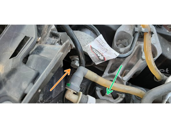 déclipser la pompe de réamorçage du bocal de liquide de refroidissement