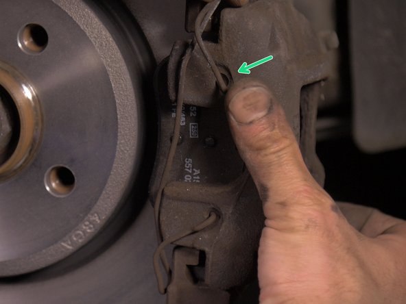 Placer le ressort sur l'étrier en commençant par le bas, puis le haut