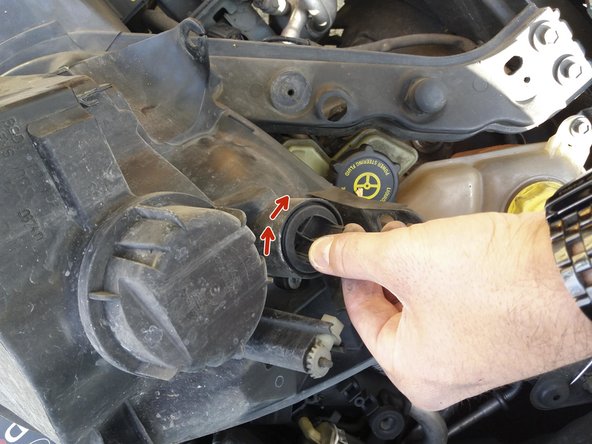 Replacer le support de l'ampoule de clignotant dans le projecteur principal en le vissant d'1/4 de tour jusqu'à la butée.