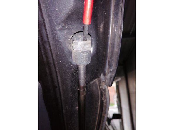 Prendre un tournevis plat assez large pour facilité l'insertion dans les fentes