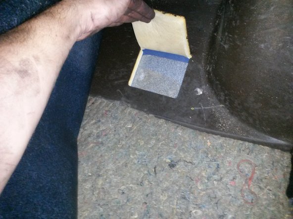 Ouvrir la trappe et le cache plastique pour accéder aux ecrous