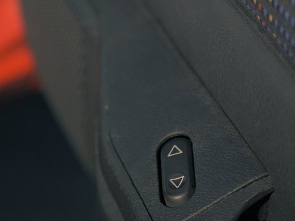 
Replace the window lifter control cover by simply pressing on it
