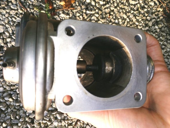 Vous pouvez retirer la pellicule de suie avec un tournevis plat