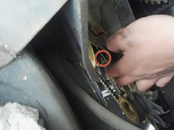 Dévissez les 3 vis de fixation du carter inférieur puis retirez le