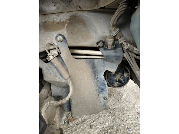 remonter le cache latéral : 2 vis, clé de 13mm