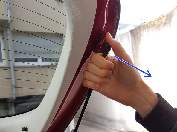 Tirer sur le vérin pour l'extraire de la rotule