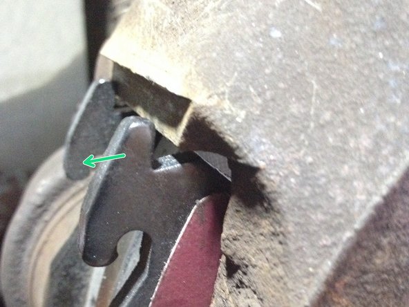 
Insert the column gently by spreading the top of the outer plate, then slide it to the other plate.
