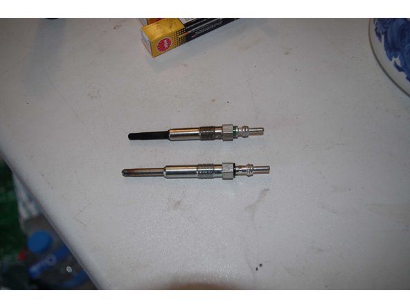 Vous remarquerez que sur la photo 2, on voit que les bougies n'ont pas exactement la même longueur, mais c'est bien la longueur de la tête qui diffère (1 ou 2 mm !). Le reste, le corps, le filetage etc sont bien les même. C'est ce qui importe.