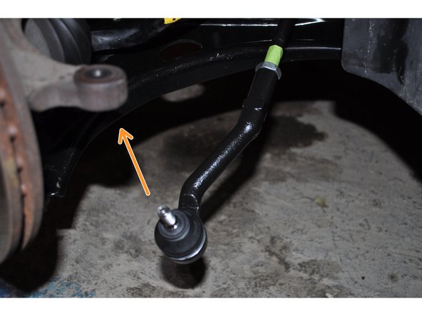 Mettre en place l'axe de la rotule dans le porte moyeu