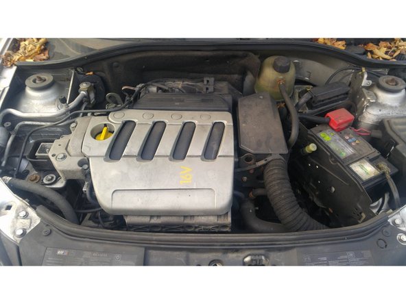 On remet de la même manière le cache moteur, et c'est terminé.