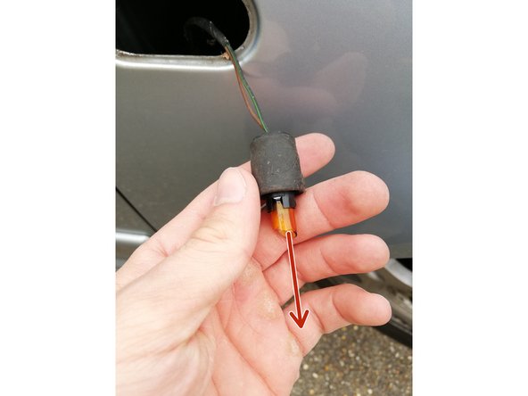 Pour détacher l'ampoule, il suffit de tirer dessus.