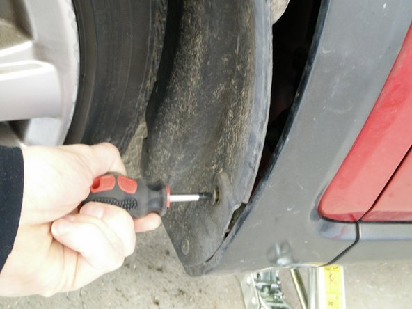 Dévisser les vis avec un tournevis cruciforme