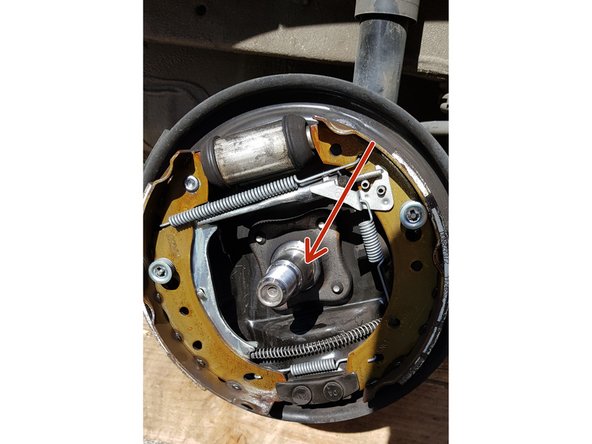 Nettoyez l'arbre et mettez-y un peu de graisse.