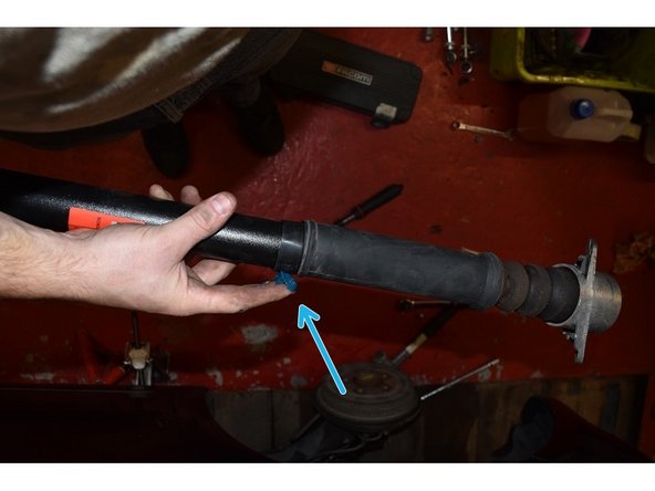 Étant donné que le corps de l'amortisseur et le plastique de protection son en contact, il est préférable de mettre un peu de graisse entre ces deux éléments. Ceci aura pour but d'empêcher l'arrachement de la butée élastique ainsi que de renforcer l'étanchéité entre les deux éléments