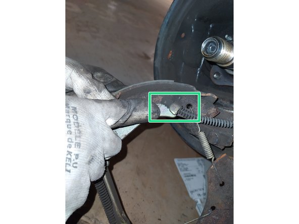 Pour retirer les anciennes coupelles, il suffit de les tourner d'un quart de tour comme on peut le voir avec les coupelles et goupilles neuves fournies avec le nouveau kit.