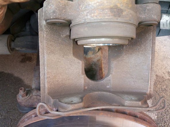 Attention à ne pas abîmer le cache poussière du piston
