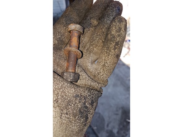 Une fois la vis enlevé, je m'occupe de la fixation de la rotule sur le triangle de direction.