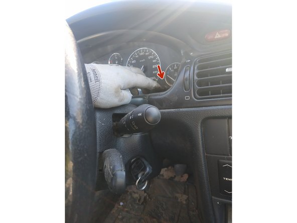 appuyer et maintenir le bouton de remise à zéro puis mettre le contact