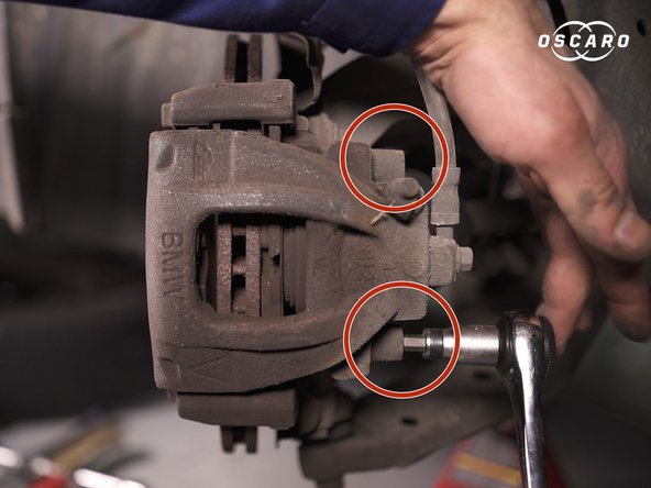 Dévisser ces deux colonnettes avec un cliquet et un embout allen de 7