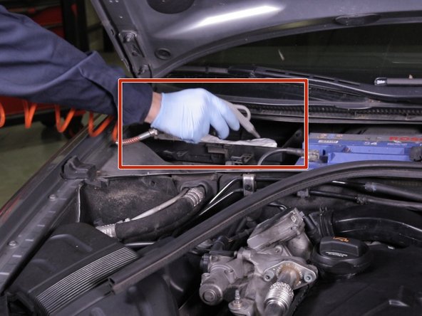 Nettoyer la boite à air avec une soufflette afin d'extraire toutes les saletés présentes à l’intérieur