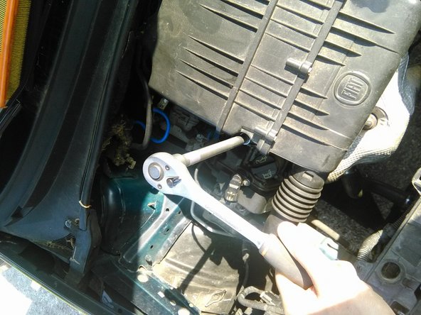 A l'aide d'une clef a pipe de 10 ou d'une clef à cliquet et d'une douille de 10, dévisser les deux écrous repérés à l'étape précédente.