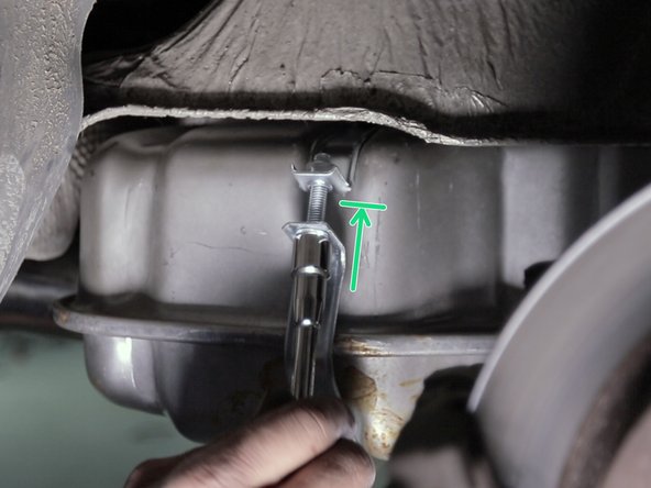 Placer les deux parties du collier sur le silencieux et les raccorder avec les deux vis se trouvant à chaque extrêmités