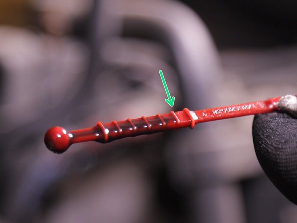 Le bon niveau d'huile doit se trouver juste en dessous du maximum , si ce n'est pas le cas rajouter de l'huile jusqu'à atteindre le bon niveau