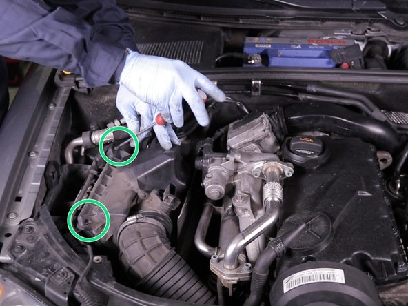 Revisser les deux vis de la boite à air