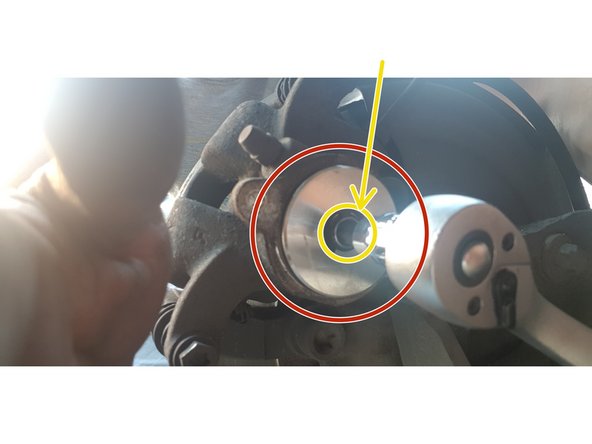 Etant à l'envers sous la voiture je ne pourrai pas vous dire si cela été dans le sens horaire ou anti horaire pour libérer la course du piston.