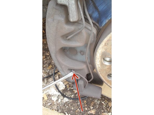 Avec un tournevis plat insérer le sous l'agrafe et faite levier en bas et en haut.