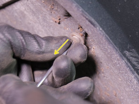 A l 'aide d'une clé Torx T20 dévisser les vis du pare boue