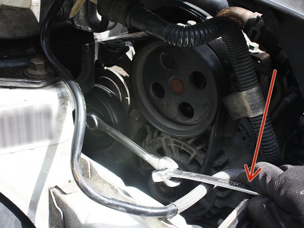 Maintenir ainsi le galet tendu et extraire la courroie par la poulie de la pompe de direction assistée.