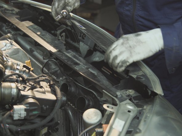 Une fois le pare-choc libre, l'accès aux vis du radiateur est maintenant possible