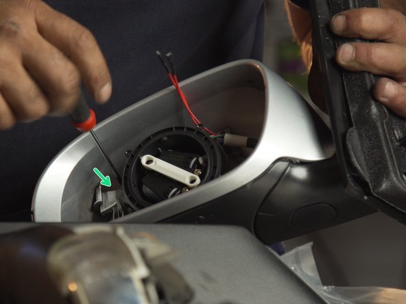 Replacer les deux vis de maintient de la coque