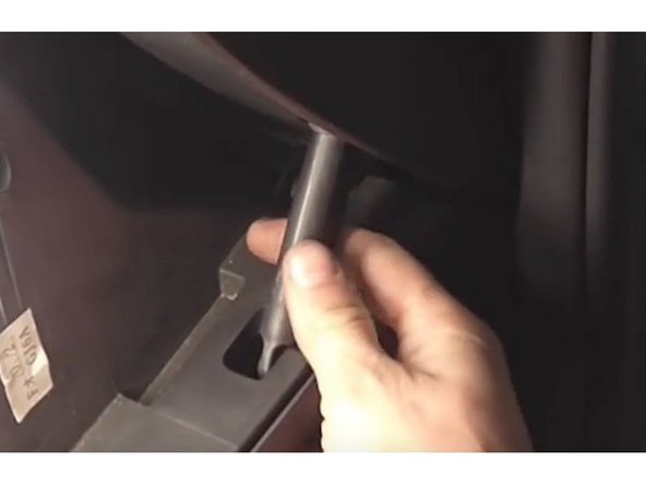 Réalisez l'opération inverse à toute à l'heure, et poussant vers vous l'attache afin de la rentrer dans son logement.