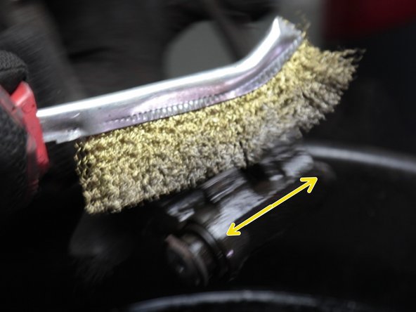 Nettoyer le moyeu avec la brosse métallique