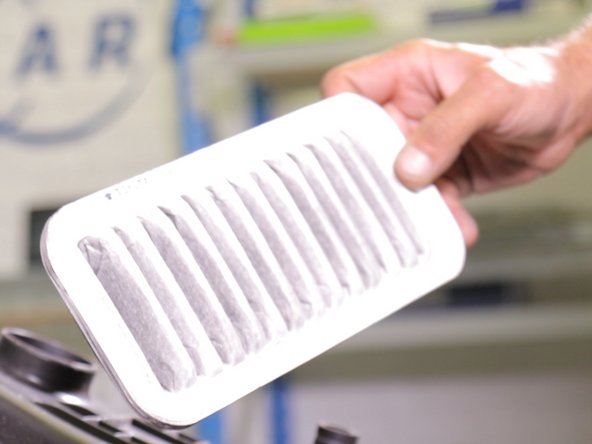 Retirer à l'aide d'une soufflette ou d'un chiffon les impuretés présentes