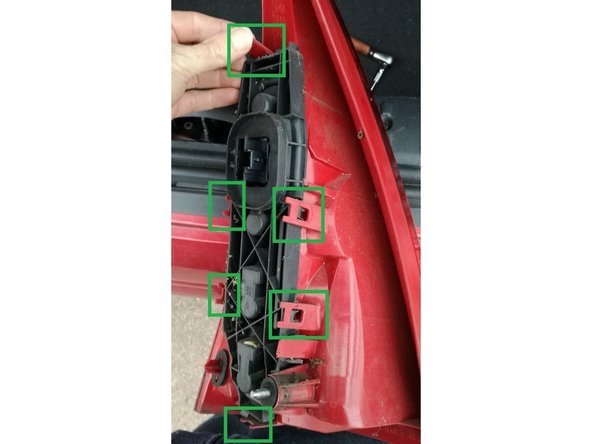 le support (noir) tenant toutes les ampoules doit être déclipsé.