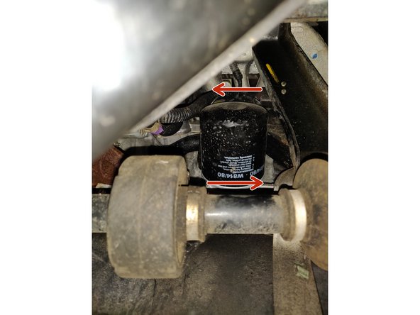 Devisser le filtre (souvent possible à la main, sinon à l'aide d'une clef)