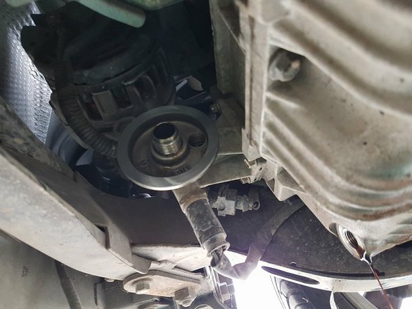 Attention prévoir un écoulement d'huile, il faut mettre sous le filtre un chiffon qui va absorber. Visible sur la photo 2