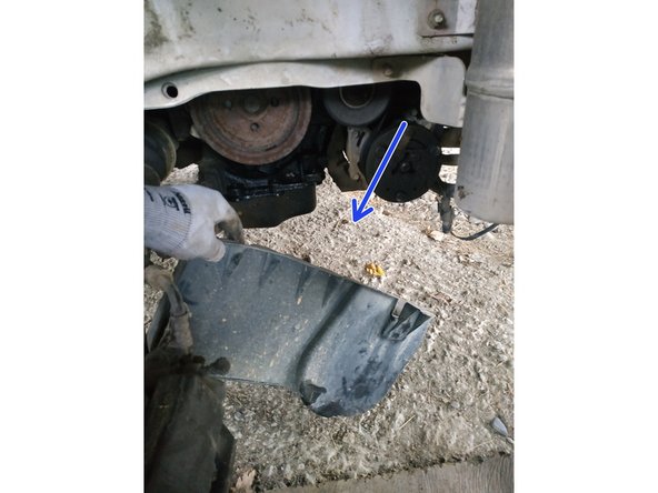 dévisser les 2 vis de maintien du cache intérieur, clé de 8mm