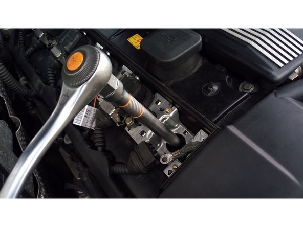 Pour retirer une bougie, utiliser un cliquet avec une rallonge et une douille à bougie de 16