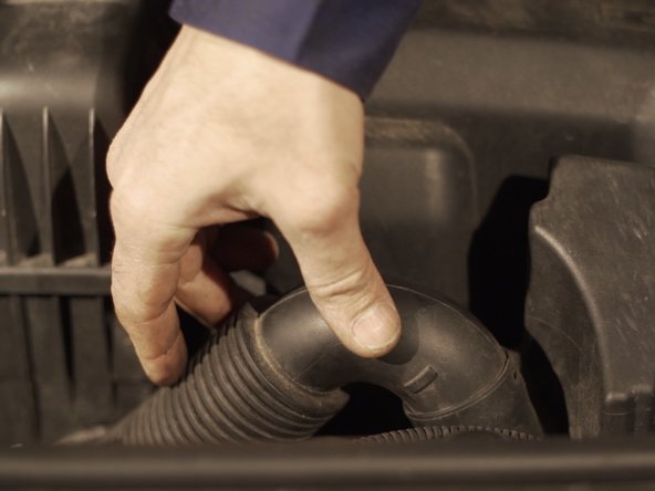 Emboîter le manchon de l'arrivée d'air