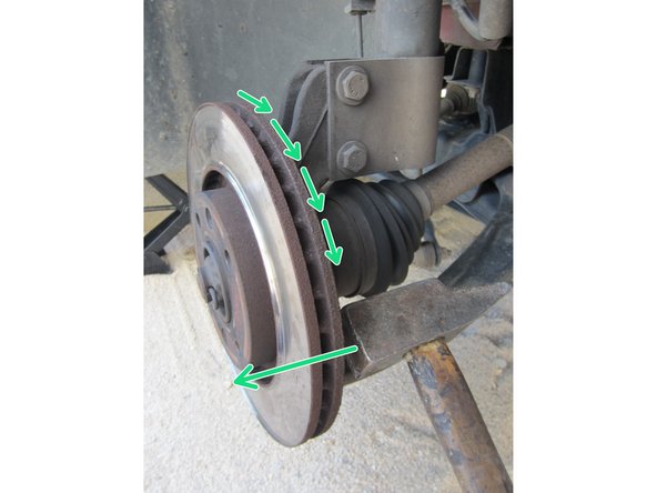 Pulvériser du dégrippant entre le disque et la fusée de roue