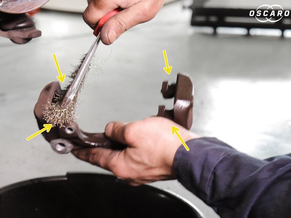 Nettoyer avec du nettoyant puis une brosse métallique les 4 portées du support d’étrier